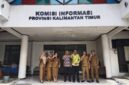 Foto : Kepala Dinas Komunikasi dan Informasi (DISKOMINFO) Kabupaten Kutai Barat Ibu Yuli Permata Mora bersama jajaran Pejabat Pengelola Informasi dan Dokumentasi (PPID) Hj. Patriati, Lintang Dheka Caroline dan Roberto, serta staf ahli Bupati yang juga mantan Kepala Dinas Kominfo Kutai Barat, Rustam