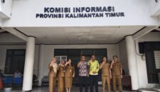 Foto : Kepala Dinas Komunikasi dan Informasi (DISKOMINFO) Kabupaten Kutai Barat Ibu Yuli Permata Mora bersama jajaran Pejabat Pengelola Informasi dan Dokumentasi (PPID) Hj. Patriati, Lintang Dheka Caroline dan Roberto, serta staf ahli Bupati yang juga mantan Kepala Dinas Kominfo Kutai Barat, Rustam