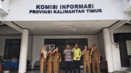 Foto : Kepala Dinas Komunikasi dan Informasi (DISKOMINFO) Kabupaten Kutai Barat Ibu Yuli Permata Mora bersama jajaran Pejabat Pengelola Informasi dan Dokumentasi (PPID) Hj. Patriati, Lintang Dheka Caroline dan Roberto, serta staf ahli Bupati yang juga mantan Kepala Dinas Kominfo Kutai Barat, Rustam